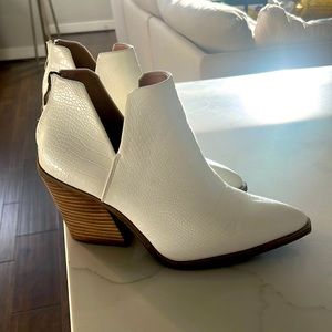 8.5 CUTE short white leather boots